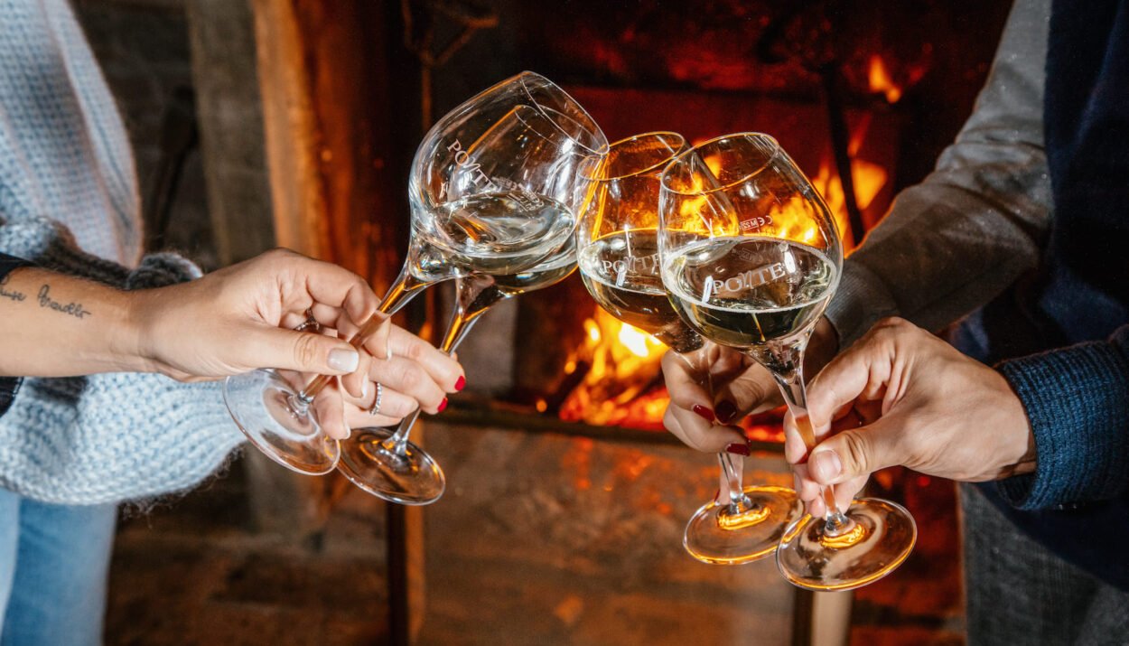 foto di un brindisi con Ponte 1948 Metodo Classico Extra Brut 20 mesi