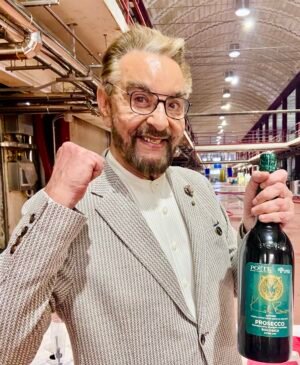 SaporiNews-KABIR-BEDI_ACTION_5-copia-300x365 Prosecco Sandokan Natale, la magnum limited edition firmata Kabir Bedi e Ponte1948