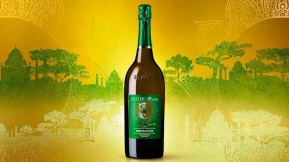 SaporiNews-KABIR-BEDI_PONTE1948_ACTION-580x326 Prosecco Sandokan Natale, la magnum limited edition firmata Kabir Bedi e Ponte1948