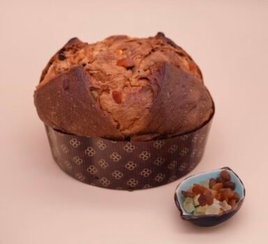 Screenshot-2025-12-18-alle-19.39.29-384x350 Profumo Urban Farm Bakery, la Sicilia che rinasce nel panettone