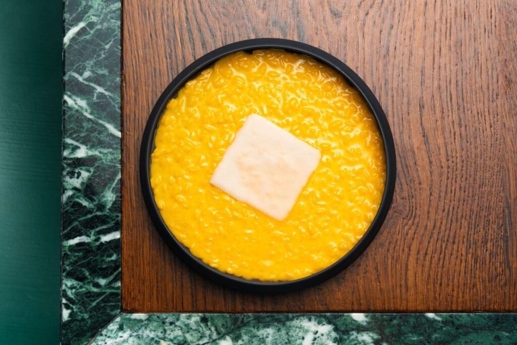 Riso-zafferano-in-pistilli-e-midollo-di-bue-crudo-1024x683 Toilet Room – Un Cesso di locale torna da Manna a Milano