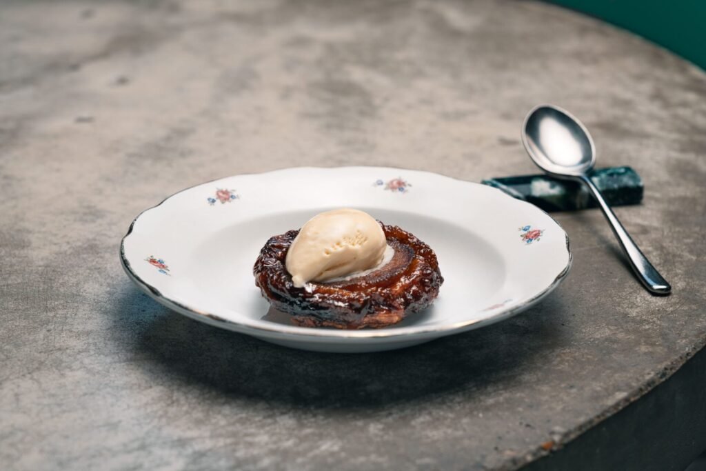 Tarte-tatin-e-gelato-alla-crema-1024x683 Toilet Room – Un Cesso di locale torna da Manna a Milano