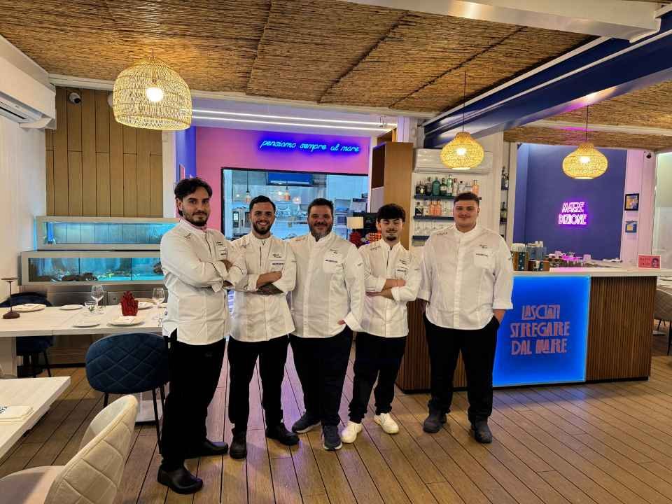 Giovanni-Mele-con-lo-staff La trattoria di mare MaRedizione apre a Cardito