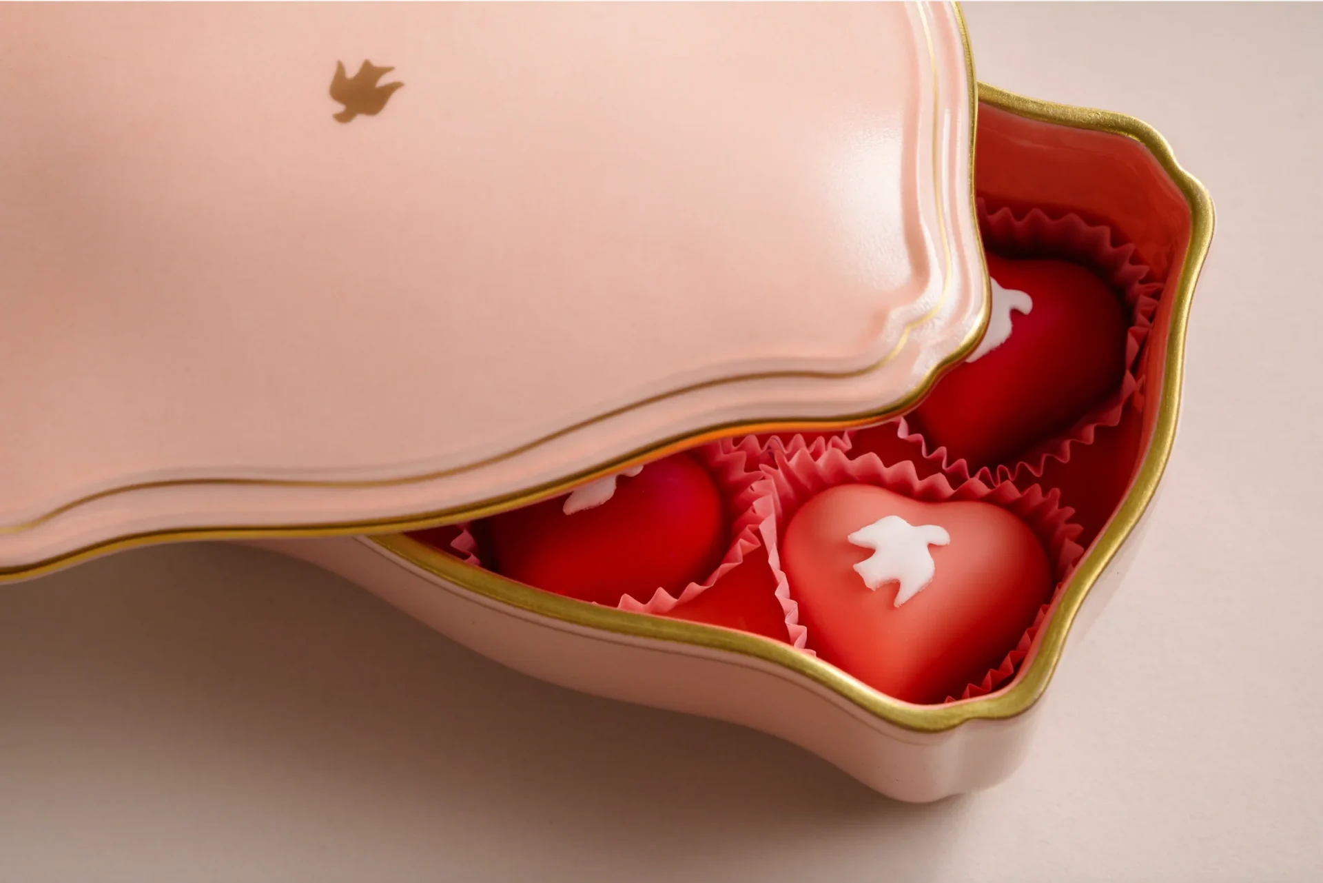 Screen_Shot_2026-02-03_at_12.07.44_PM.png San Valentino al Sant’Ambroeus: regali iconici e un menù d’autore per celebrare l’amore