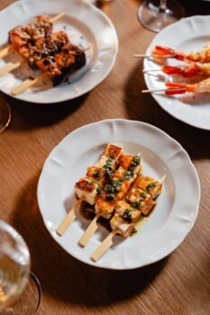 09092025_bluesquareHR-19-copia-233x350 Bluesquare Milano conquista Tortona, aperitivo lungo e serate live nel locale più cool del momento