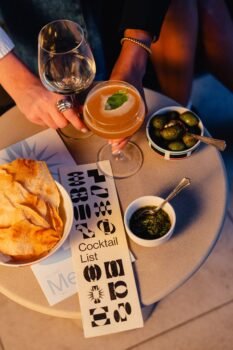 09092025_bluesquareHR-24-copia-233x350 Bluesquare Milano conquista Tortona, aperitivo lungo e serate live nel locale più cool del momento