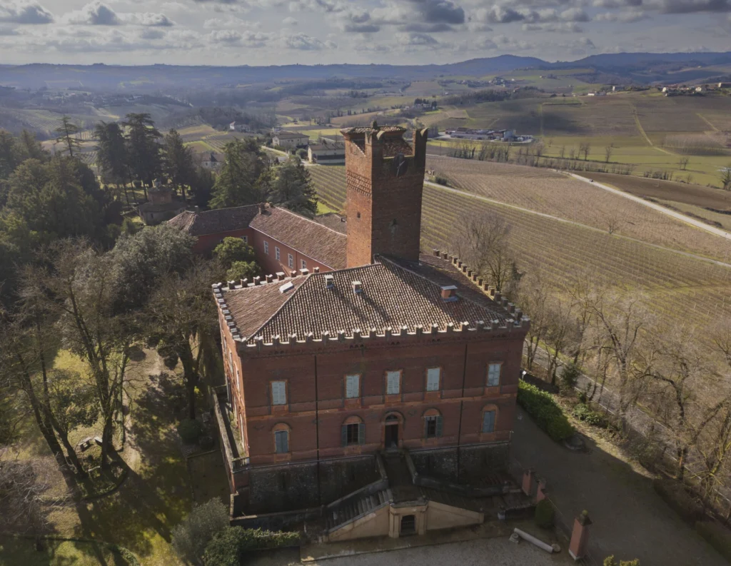 Copia-di-castello2-1024x793 Castello di Uviglie: nel Monferrato la primavera inaugura una nuova stagione tra vino, storia e ospitalità