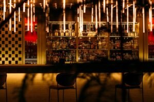 Scopri LUDO’s Caveau al nhow Roma: gin rari, mixology e atmosfera esclusiva in un dining club tutto da vivere.