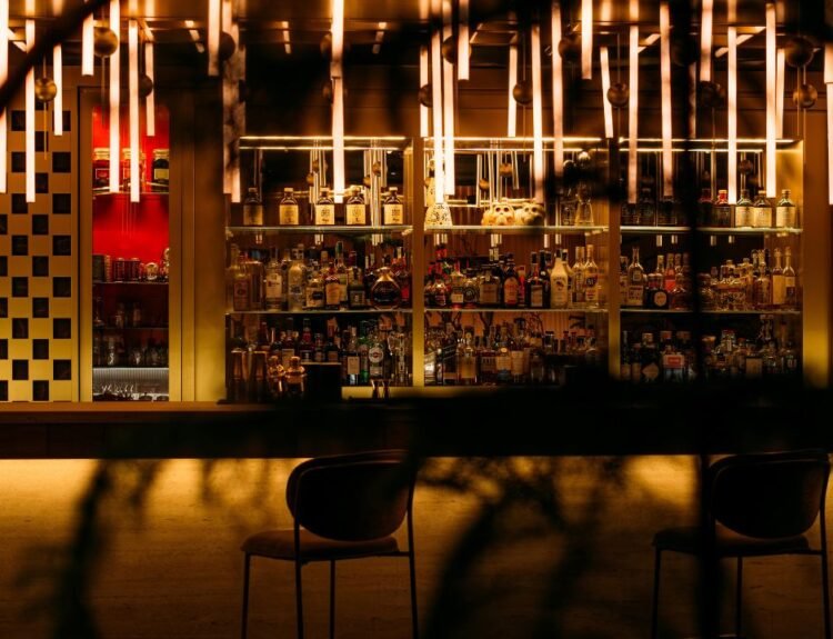 Scopri LUDO’s Caveau al nhow Roma: gin rari, mixology e atmosfera esclusiva in un dining club tutto da vivere.