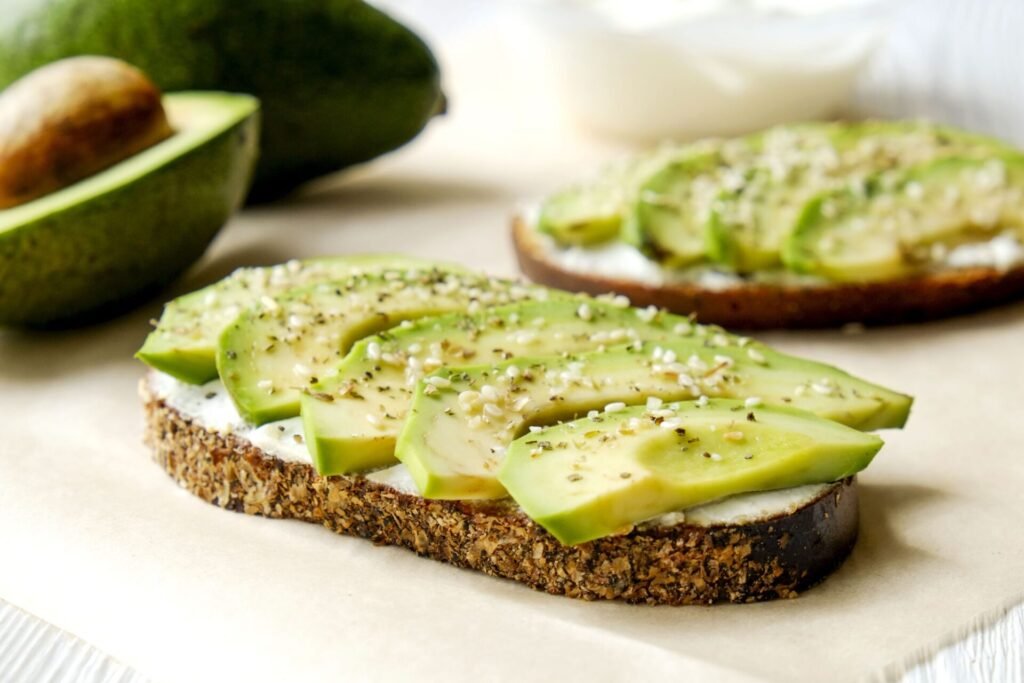 avocado-con-pane-tostato-1024x683 Avocado europei: parte la nuova campagna per l'Italia