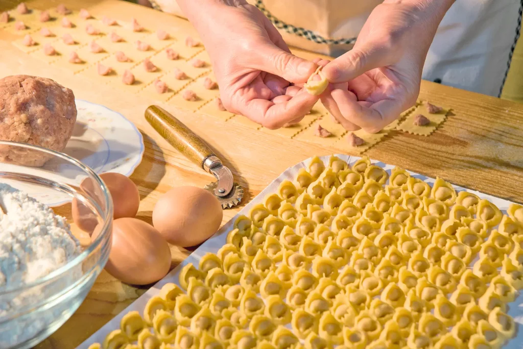 TORTELLINI-NODO-DAMORE.jpeg-1-1024x684 Custoza Doc tortello vegetariano: il nuovo tortello in sfoglia di Valeggio conquista Valeggio Contemporanea