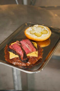 unnamed-1-233x350 Street Smash Burgers: il Pastrami Burger che rivoluziona lo street food