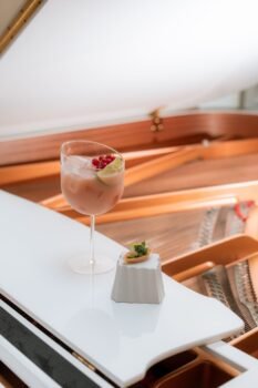 Chateau-Monfort_Lounge-Bar-Mezzanotte_Guava-Pina-Colada1-233x350 Château Monfort_Lounge Bar Mezzanotte_Guava Piña Colada(1)