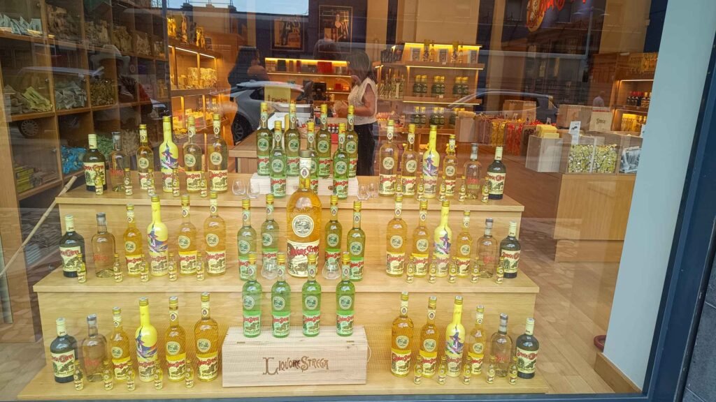 Liquore-Strega-Alberti-1024x576 Viaggio nello Stabilimento dove il Tempo Profuma di Erbe e nei Sapori di Corte