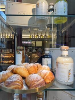 Unknown-3-263x350 Pasticceria Pintauro: il gusto autentico della tradizione napoletana