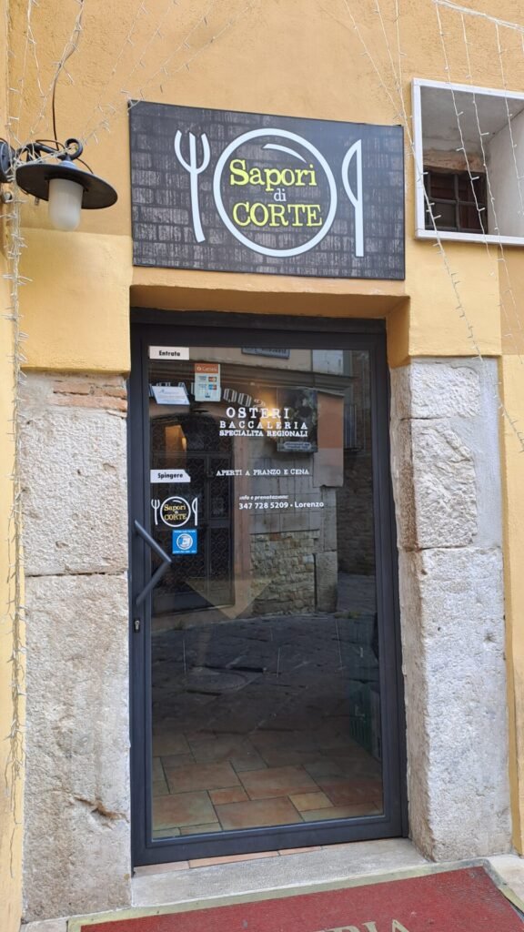 lingresso-dellosteria-Sapori-di-Corte-576x1024 Viaggio nello Stabilimento dove il Tempo Profuma di Erbe e nei Sapori di Corte