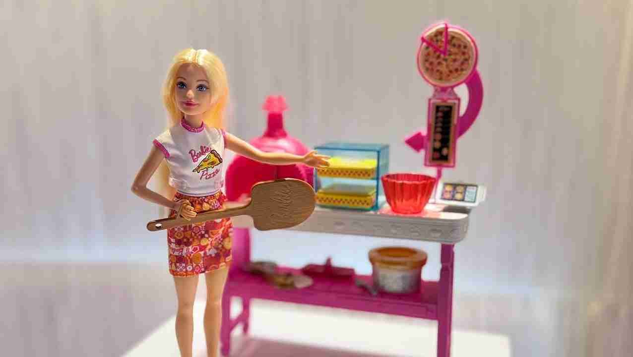 BARBIE-x-CAPUANO_2-e1789744874956 Barbie e Vincenzo Capuano: la pizza napoletana diventa un gioco da vivere in famiglia