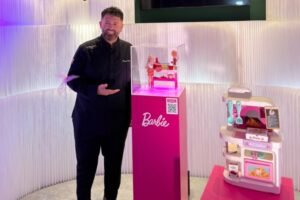 Barbie e Vincenzo Capuano: pizza, gioco e concorso 2026