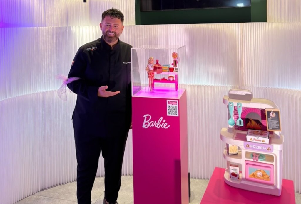 Barbie e Vincenzo Capuano: pizza, gioco e concorso 2026