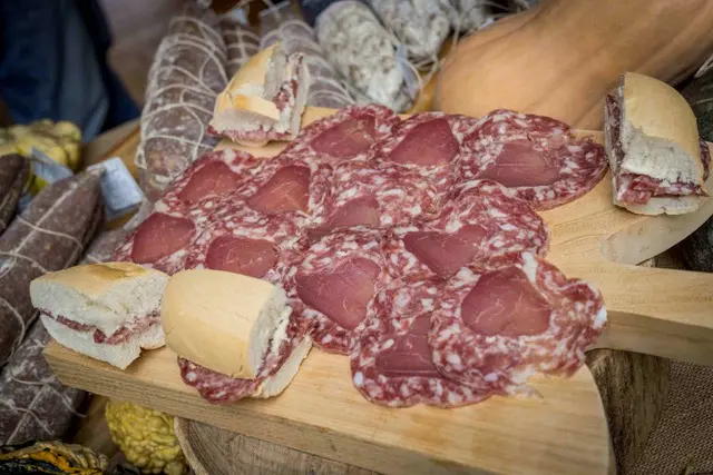 FESTA-DEL-SALAME-2026 Festa del Salame di Cremona, tutto pronto: tra maxi violino, chef, mostarda e Salame Veg