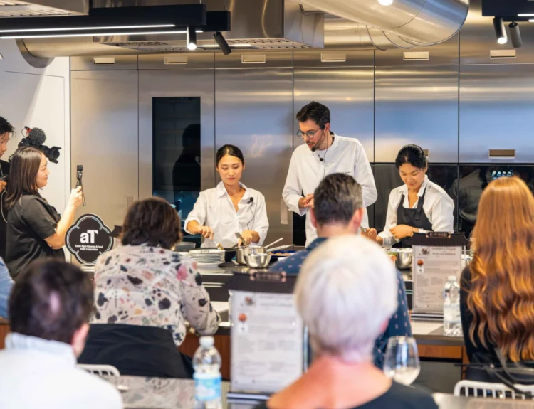 K-Food Pop-Up Milano: il risotto alla milanese scopre il kimchi e i mondeghili incontrano il tteokgalbi