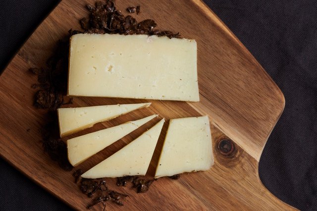 Bufala-al-Glera_tagliere Bufala al Glera, il formaggio “ubriaco” che conquista due premi: il segreto del suo gusto