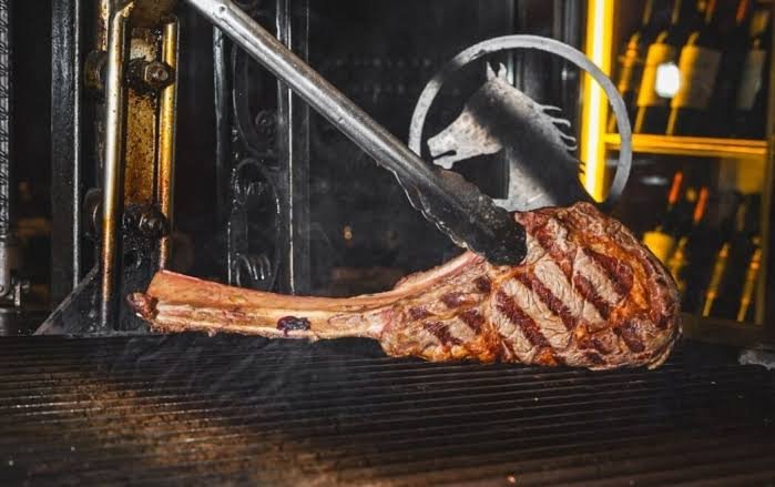 El-Gaucho-di-Javier-Zanetti-gancho-e-Domingo-de-Asado El Gaucho di Javier Zanetti: il fuoco torna protagonista sui Navigli con gancho e asado